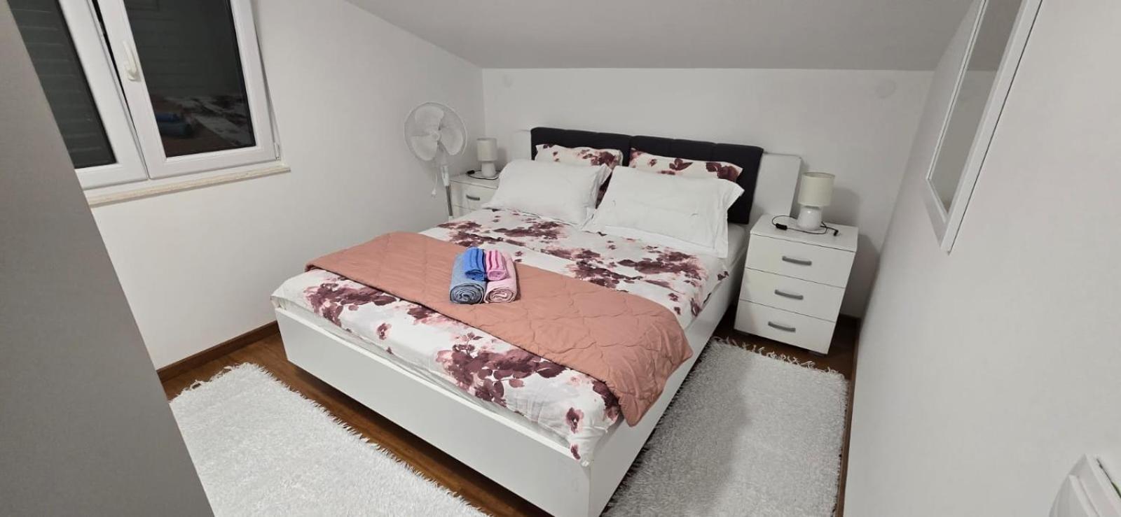 ברנה Apartman Grosic מראה חיצוני תמונה